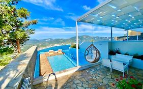 Zeus Throne Suites